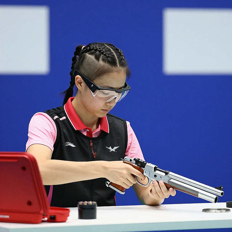 Alwi Farhan đánh tập với Momota ở Tokyo: khoảng trống dữ liệu trước Asian Games 2026
