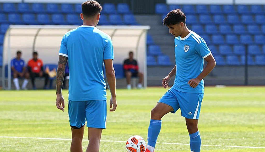 Xuan Son's Hamstring Tear, 4-6 Weeks Out: The Gap Before Thailand and the Quiet Handover Between VFF and Nam Dinh