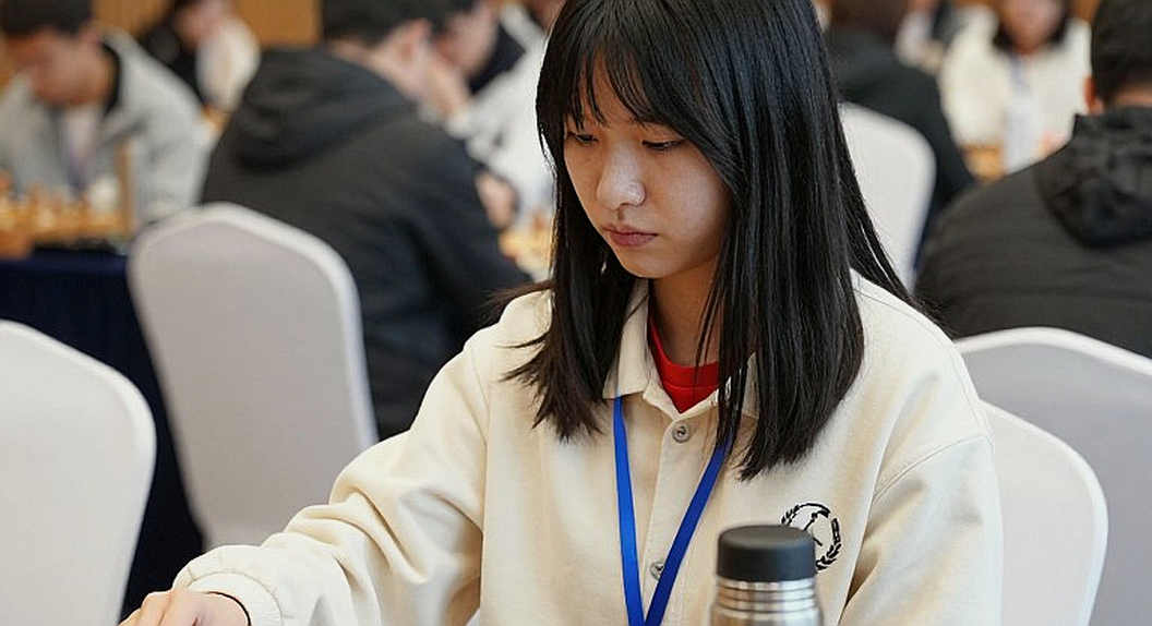 Carlsen dành lời khen hiếm có cho Sindarov sau trận hòa tại Global Chess League 2026